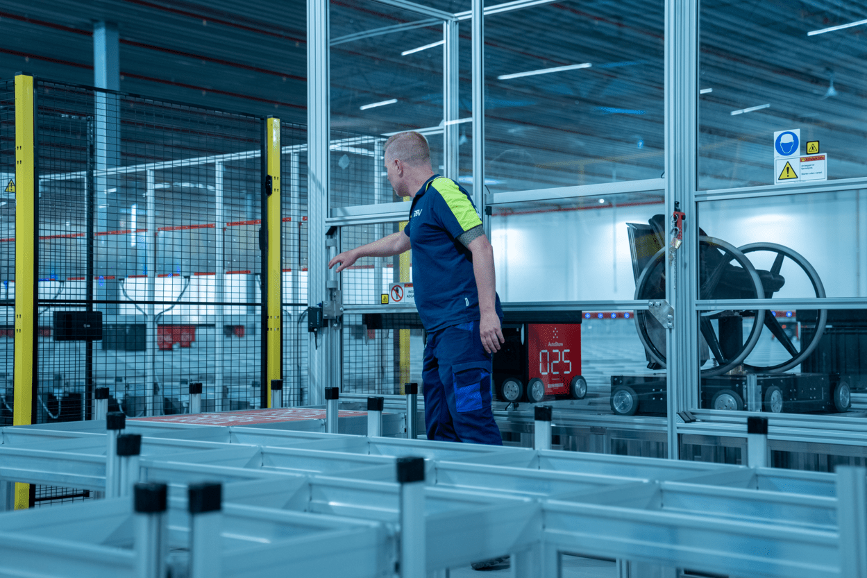 DSV medarbeider styrer lagerbeholdning.